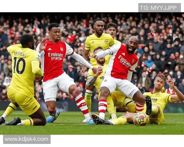 狼队与埃弗顿队激战正酣谁能在英超赛场上笑到最后